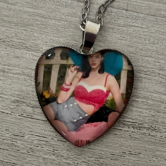 Heart-Shaped Silver Photo Pendant Necklace Young Katy Perry - Picture 5 of 8